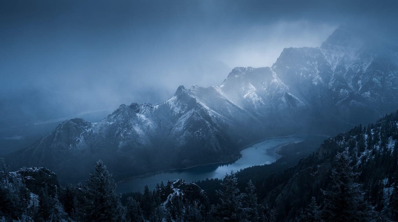 Kühle Alpenlandschaft in Blaustunden-Tönen: ein stufenweise ansteigender Bergkamm, der wie eine Wachstumskurve nach oben führt.
